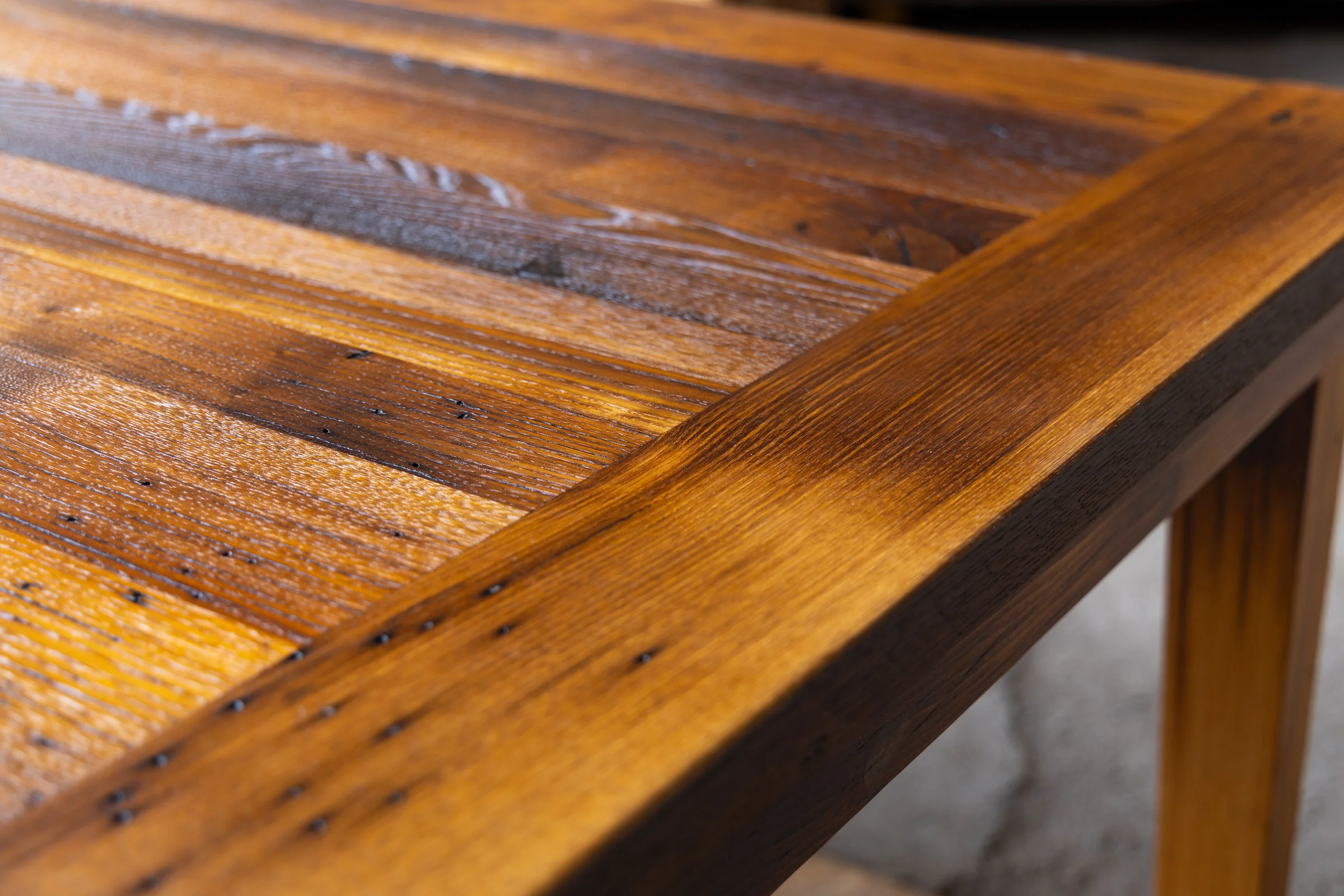 image-close-table-wooden-tone-brown-grain-pattern